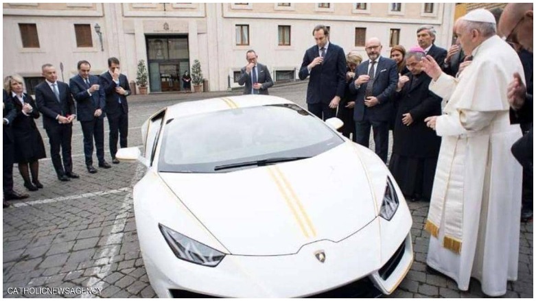 پاپا لە کاتی وەرگرتنی ئۆتۆمبێلەکە